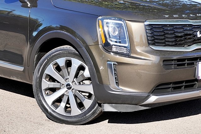 Used 2022 Green Kia S image 3