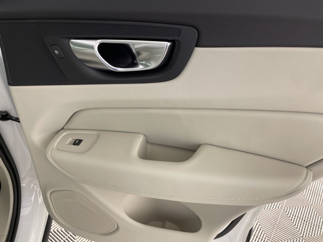 2025 Volvo XC60 T8 Plus photo 38