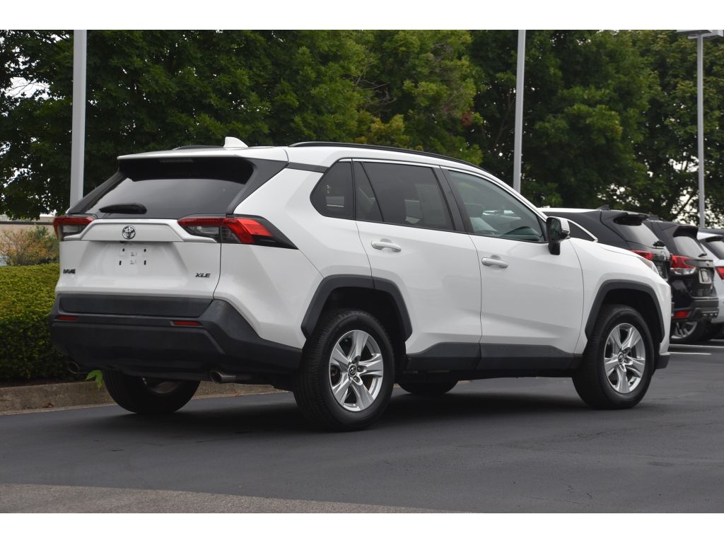 2020 Toyota RAV4 XLE photo 4