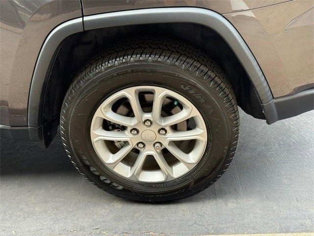 2021 Jeep Grand Cherokee Laredo photo 4