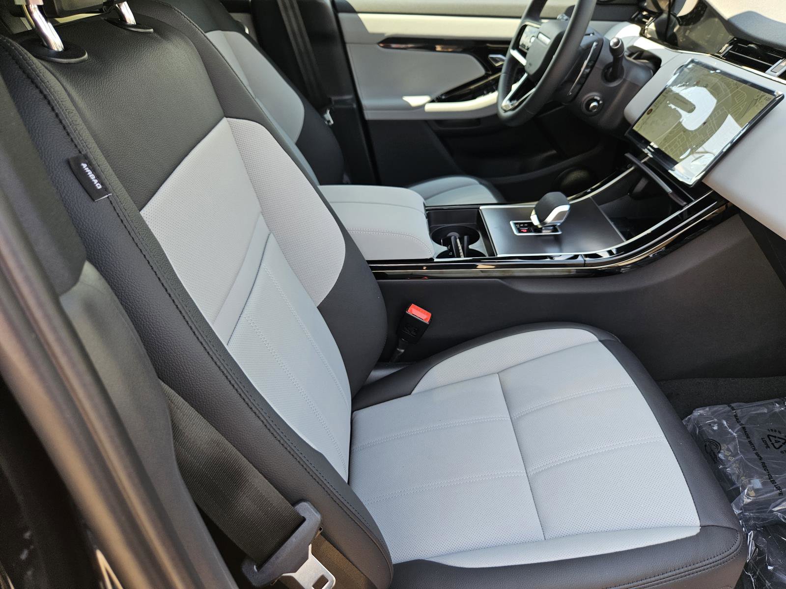 2026 Land Rover Range Rover Evoque Dynamic SE photo 30