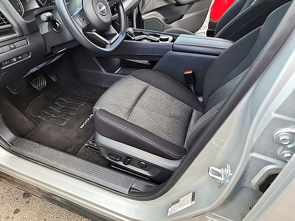 2024 Nissan Rogue SV photo 4
