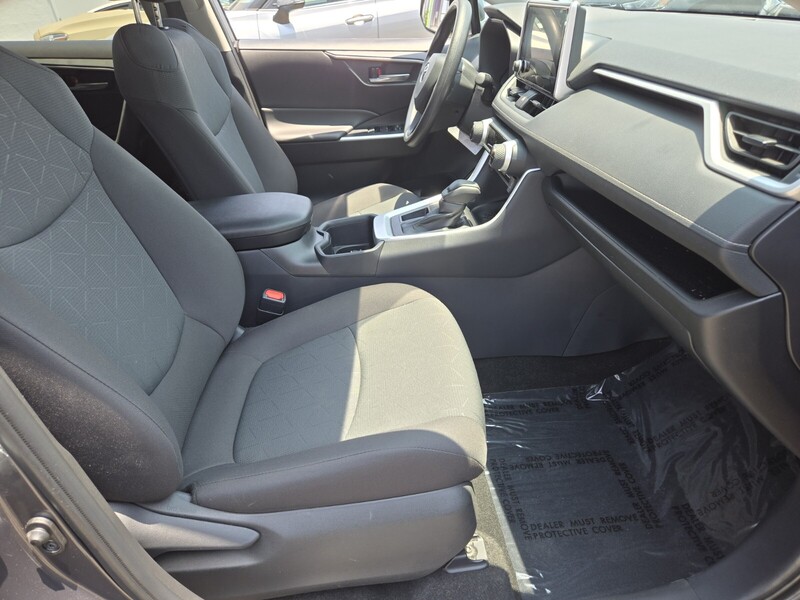 2024 Toyota RAV4 XLE photo 12