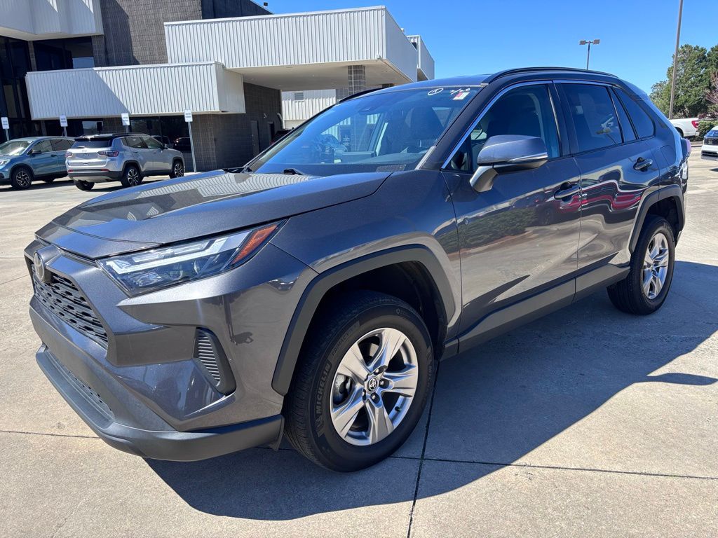 2022 Toyota RAV4 XLE photo 3