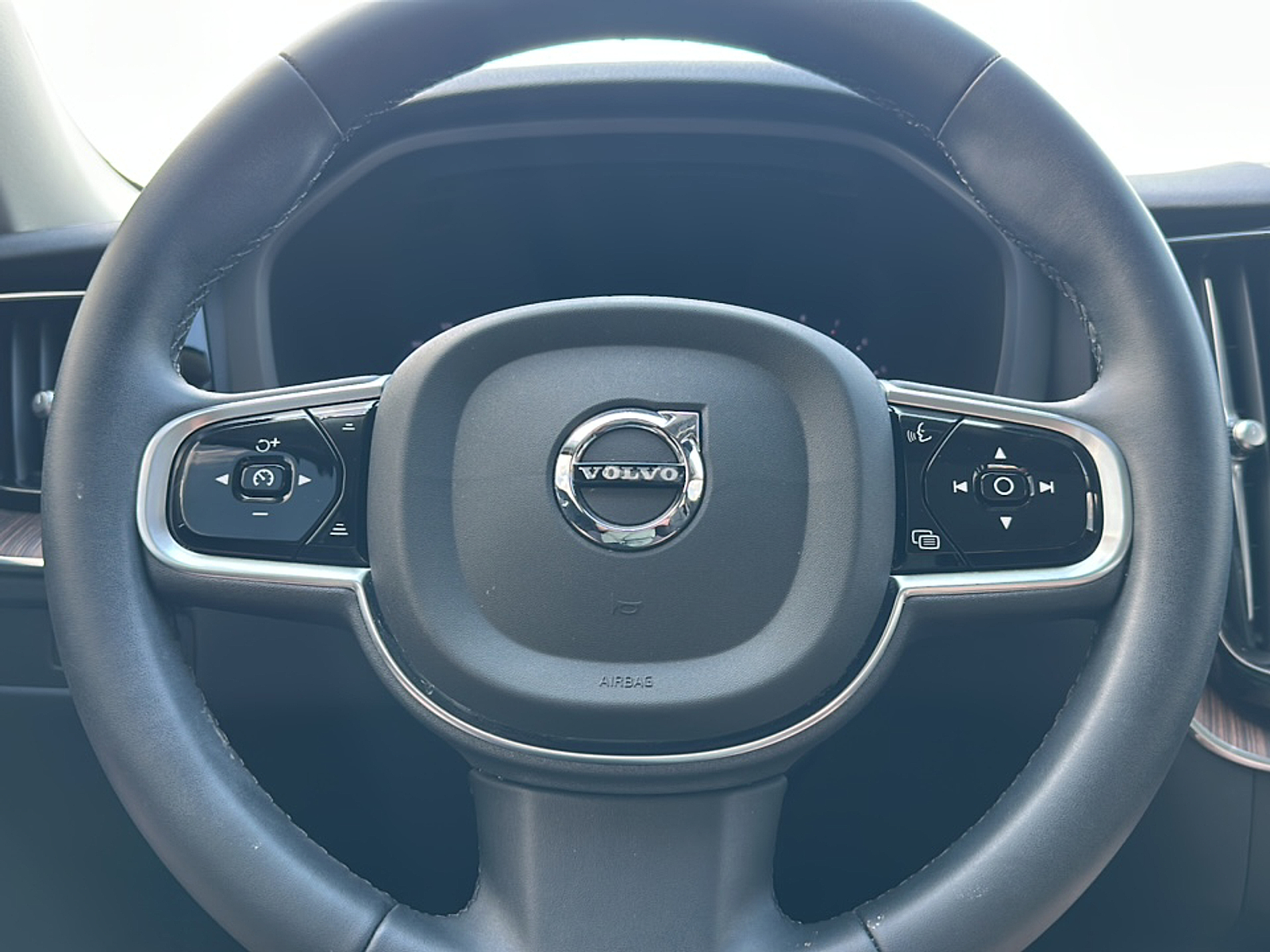 2023 Volvo XC60 B5 Plus photo 11