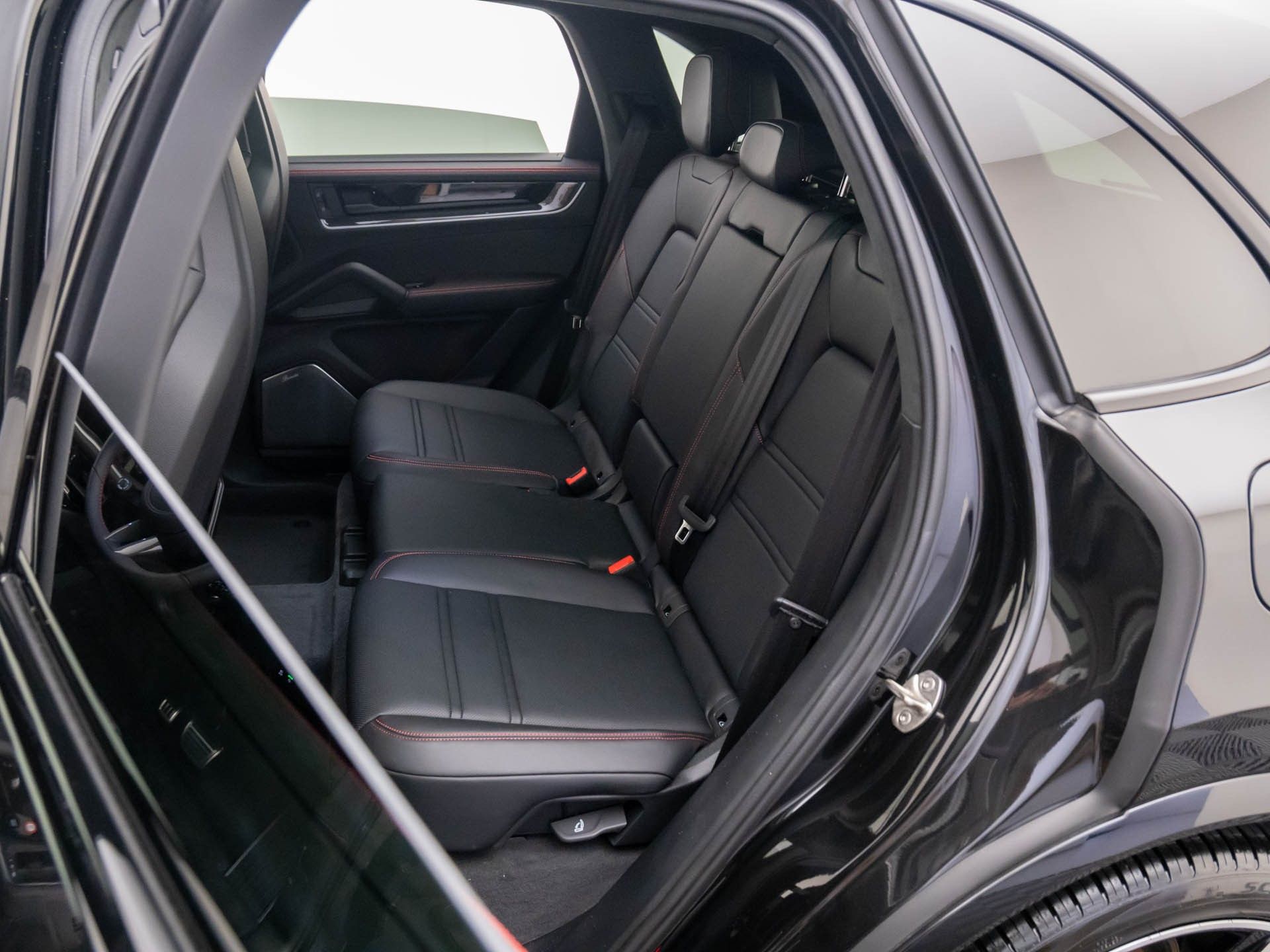 2025 Porsche Cayenne E-Hybrid Turbo photo 15