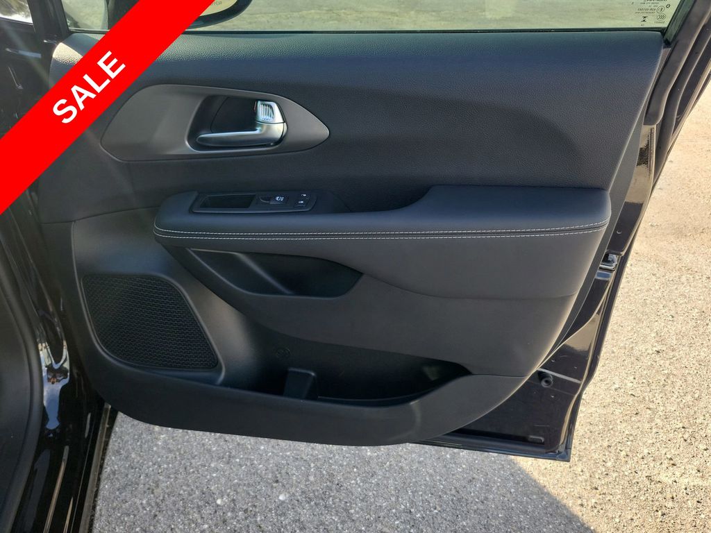 2025 Chrysler Pacifica photo 40