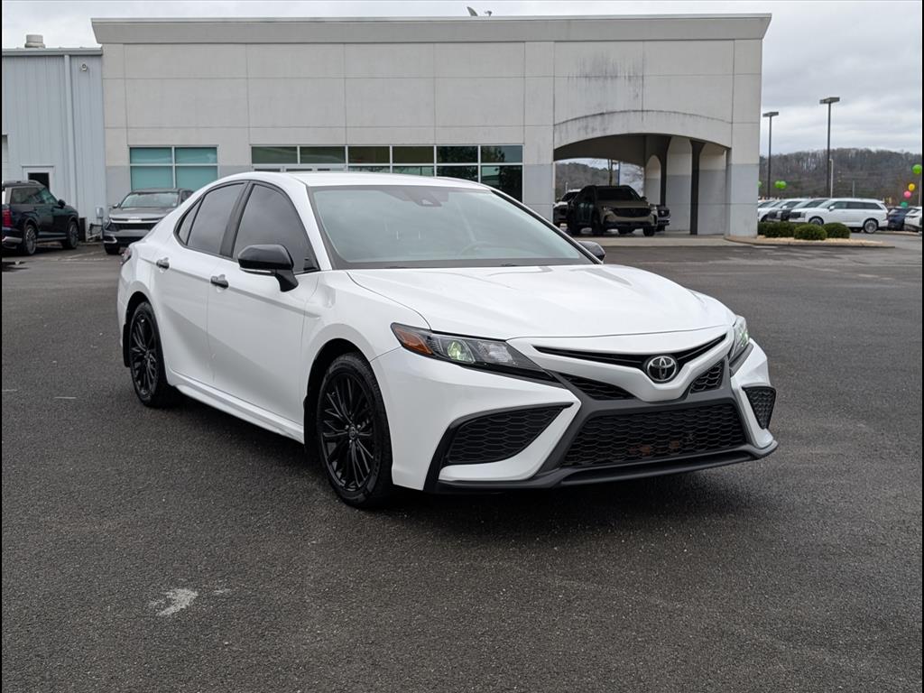 2022 Toyota Camry SE's photo