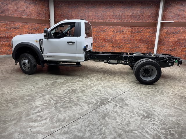 2025 Ford F-550 photo 2