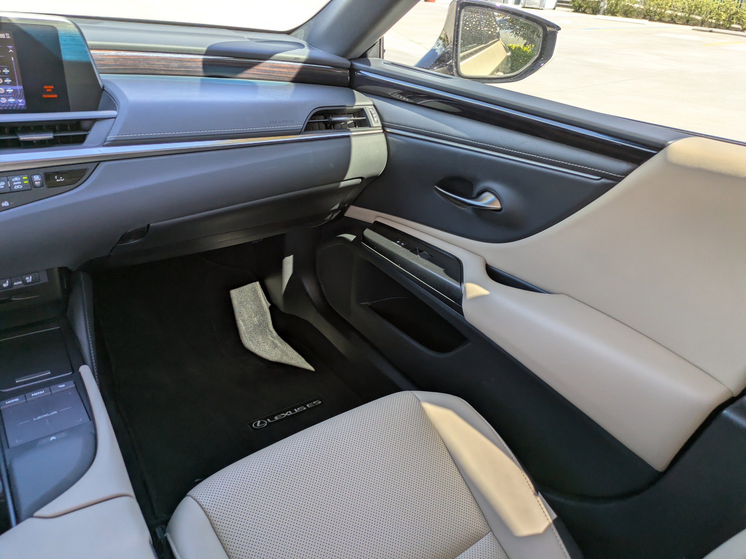 2021 Lexus ES 300h photo 12
