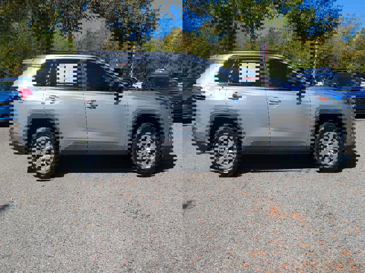 2021 Toyota RAV4 LE photo 3