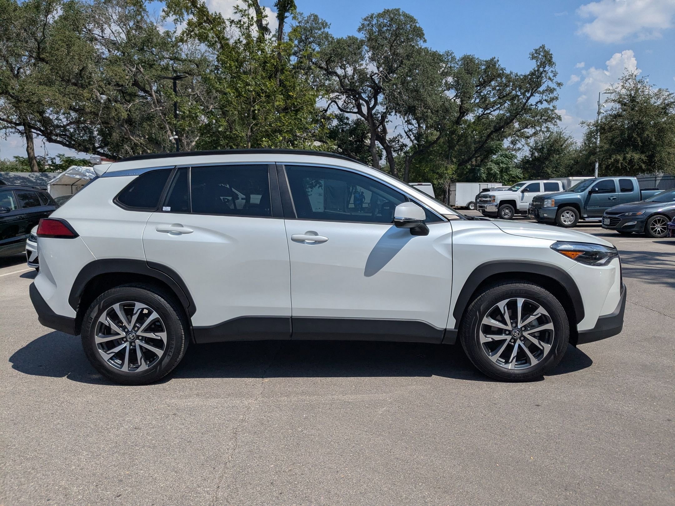 2023 Toyota Corolla Cross XLE photo 2