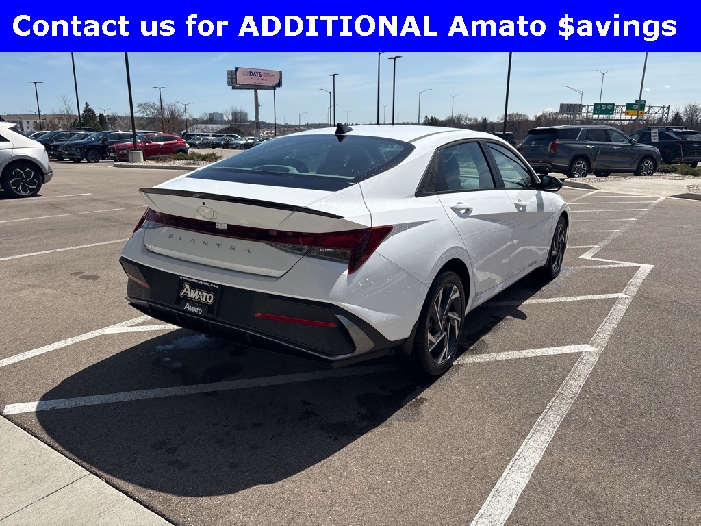 2025 Hyundai Elantra SEL Sport photo 3