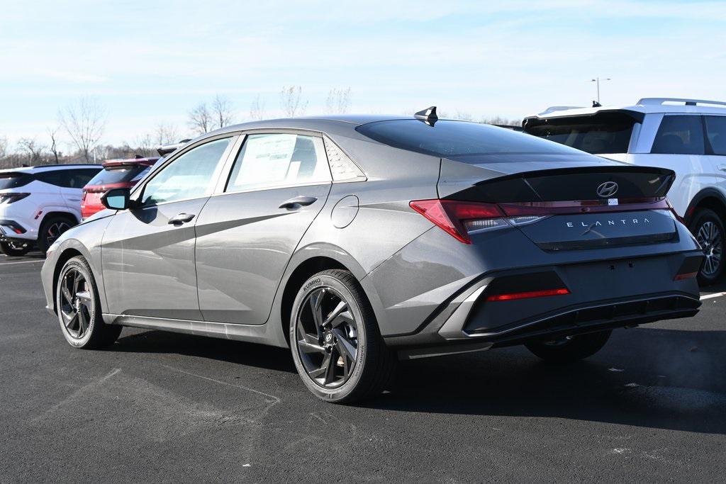 2026 Hyundai Elantra SEL Sport photo 3