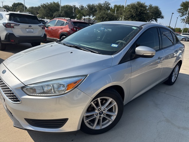 2017 Ford Focus SE photo 2