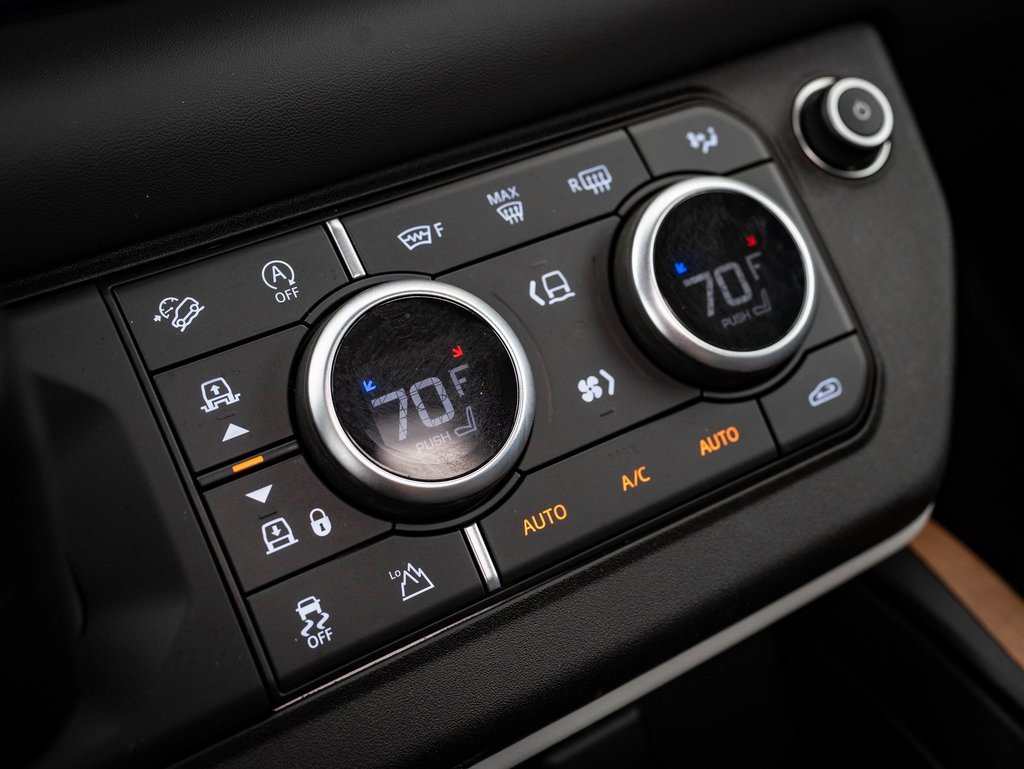 2020 Land Rover Defender 110 HSE photo 24