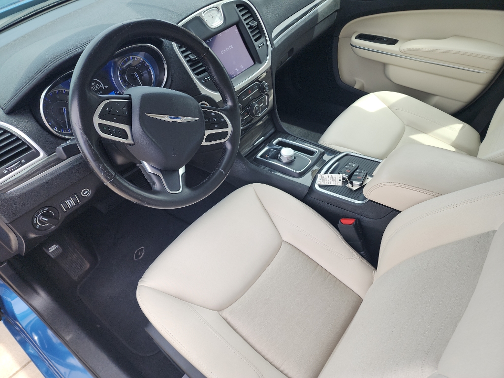 2020 Chrysler 300 Touring photo 10