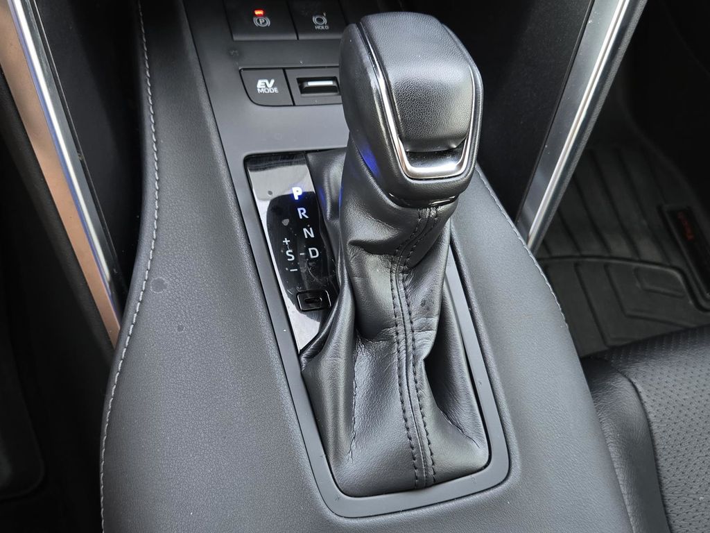 2023 Toyota Venza LE photo 12