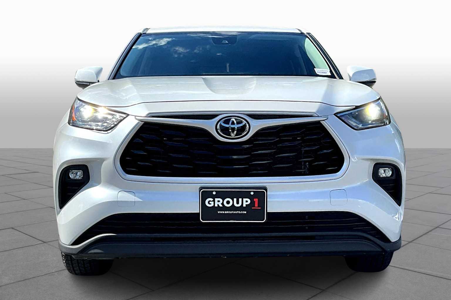 2023 Toyota Highlander LE photo 3