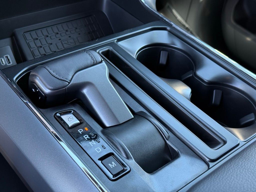 2025 Ford F-150 XLT photo 12