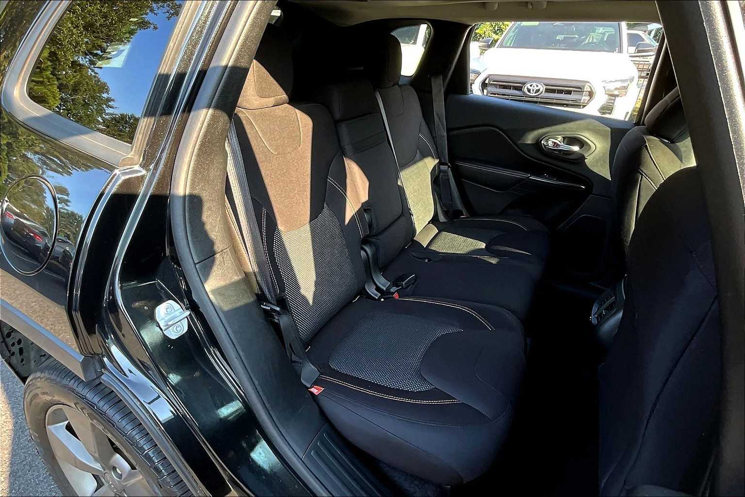 2016 Jeep Cherokee 80th Anniversary Edition photo 17