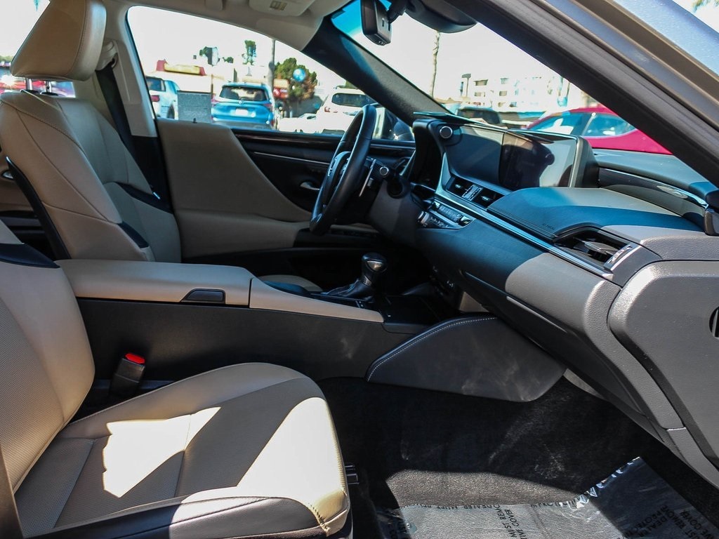 2021 Lexus ES 300h photo 14