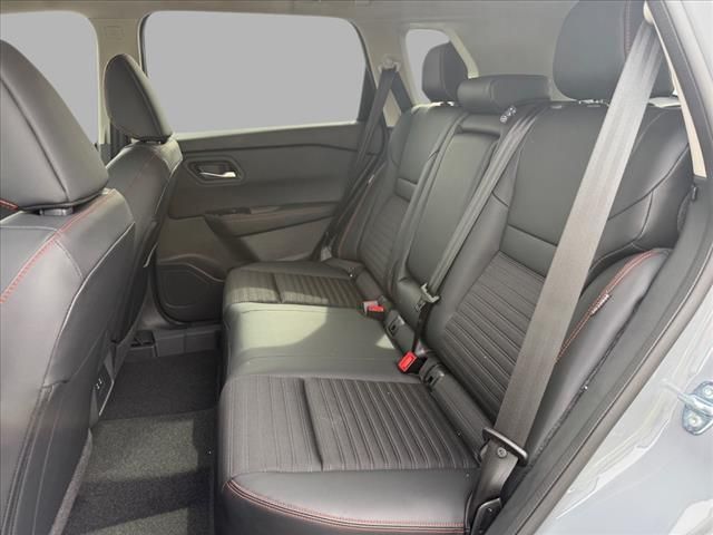 2025 Nissan Rogue SV photo 17