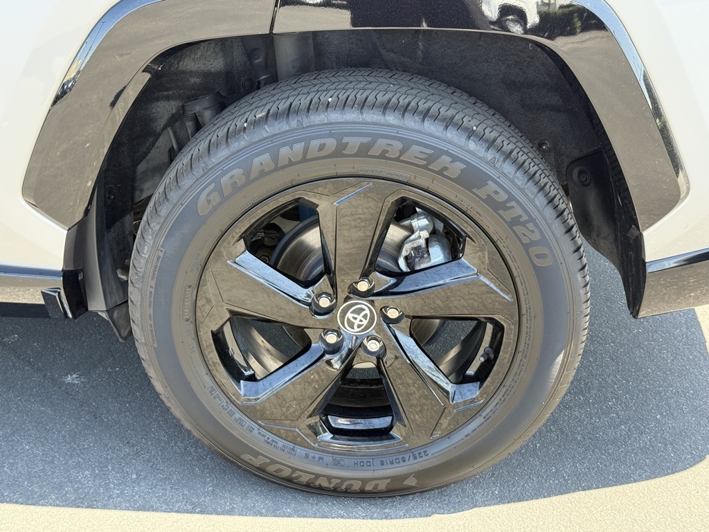 2020 Toyota RAV4 Hybrid XSE photo 14