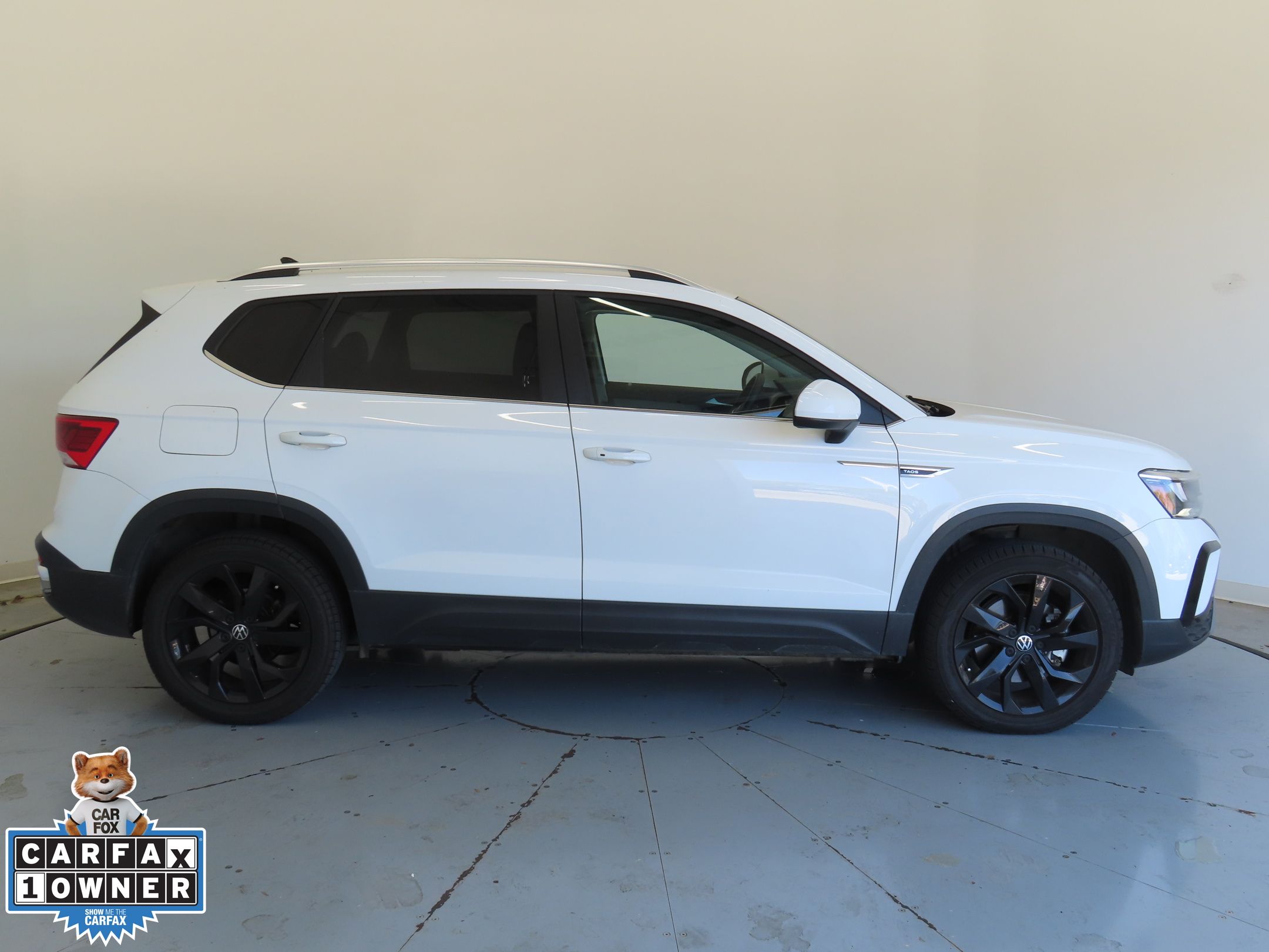 2022 Volkswagen Taos SE photo 2