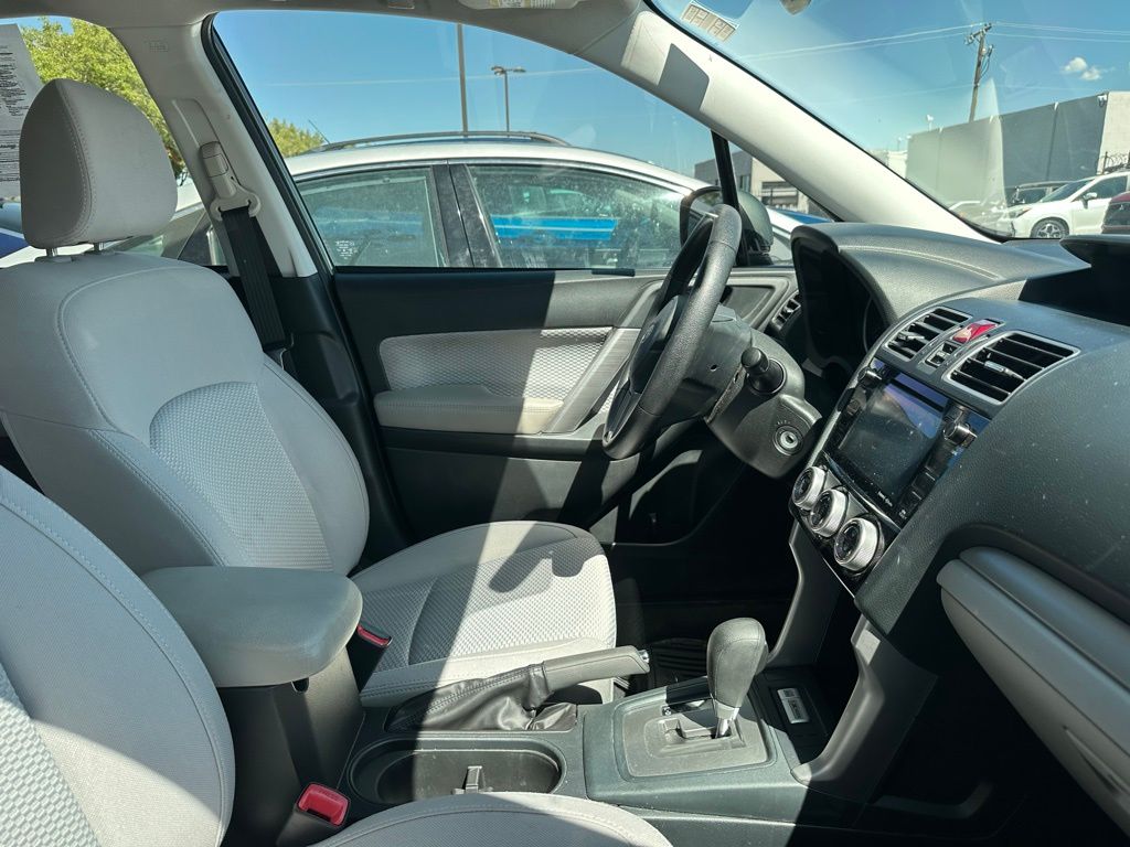 2017 Subaru Forester 2.5i Premium photo 2