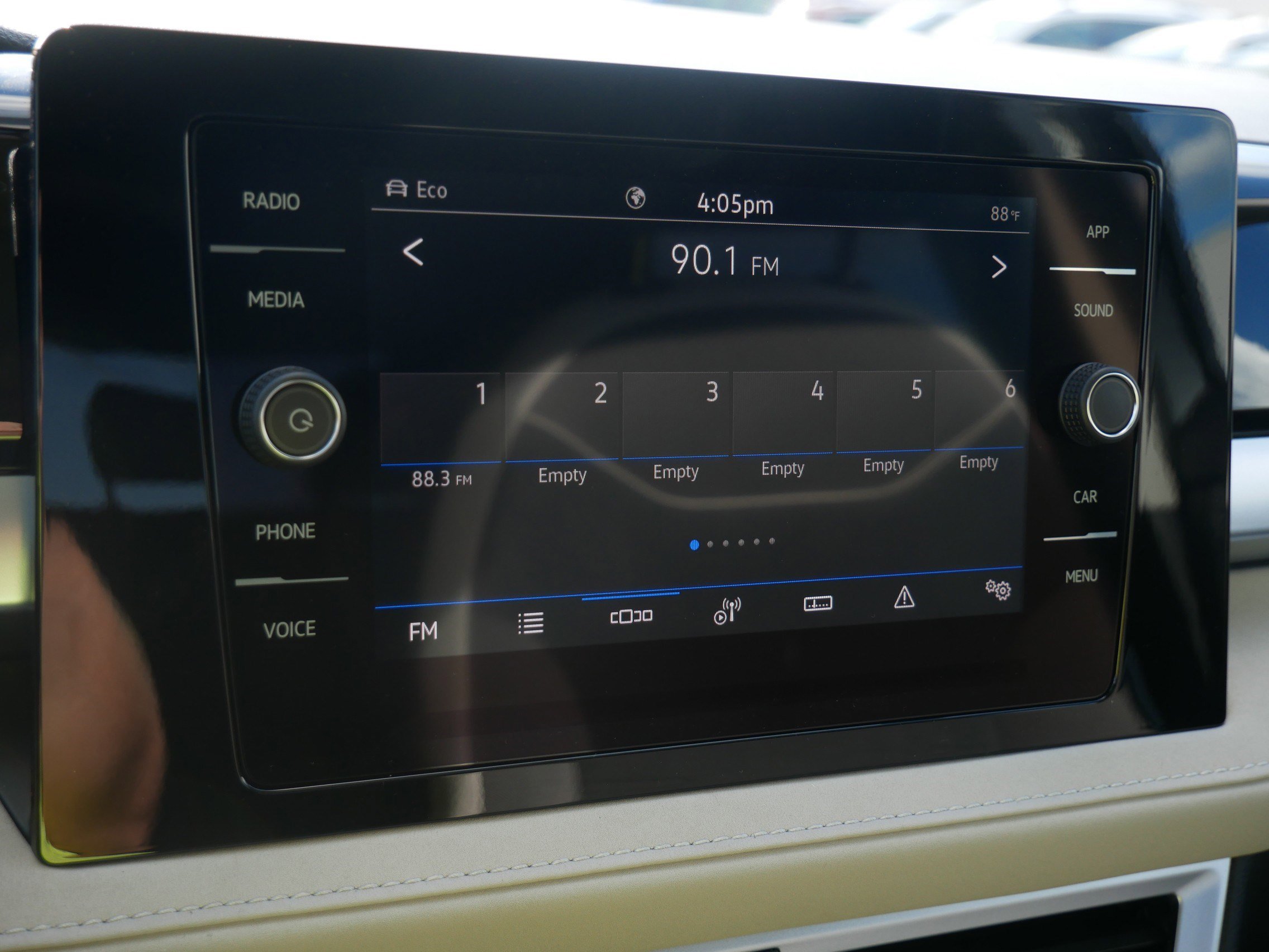 2025 Volkswagen Taos SE photo 8