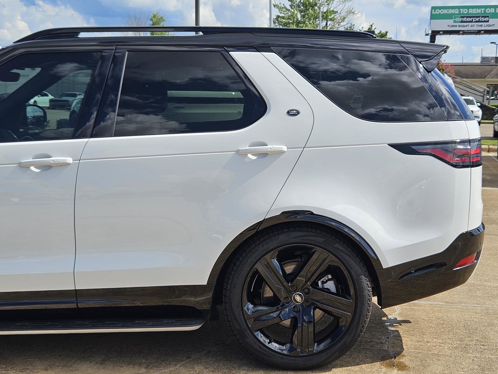 2025 Land Rover Discovery P360 Dynamic SE photo 9