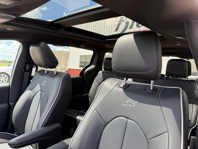 2026 Chrysler Pacifica Limited photo 21