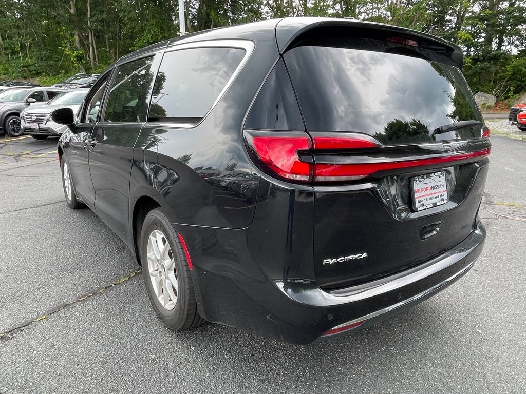 2024 Chrysler Pacifica Touring L photo 3