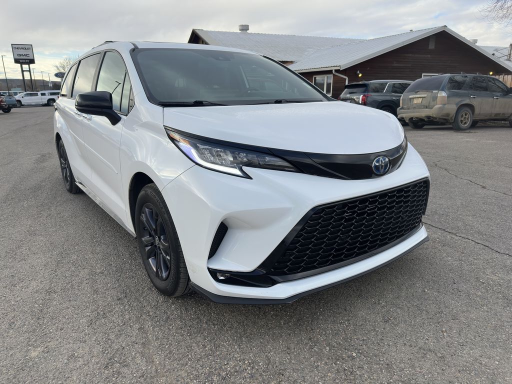 2025 Toyota Sienna XSE's photo