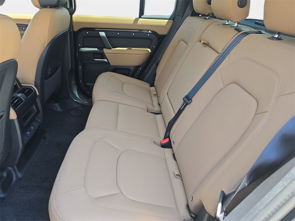 2025 Land Rover Defender 110 S photo 13