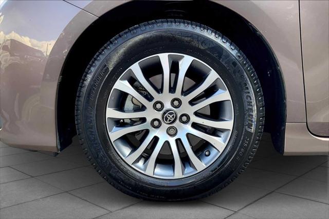 2020 Toyota Sienna XLE photo 9
