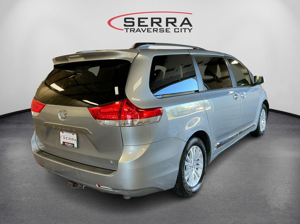 2013 Toyota Sienna XLE photo 5