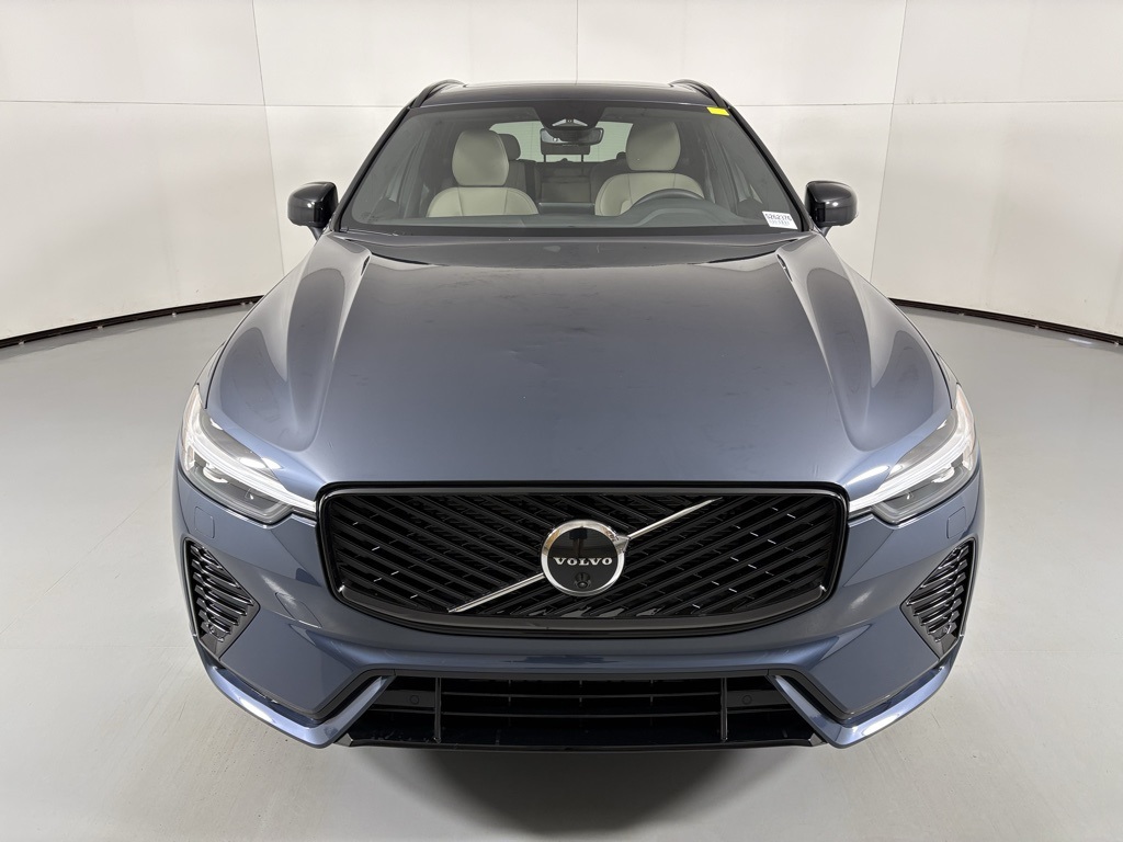 2026 Volvo XC60 B5 Plus photo 3
