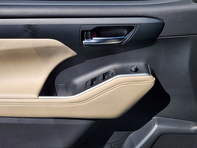 2023 Toyota Highlander L photo 22