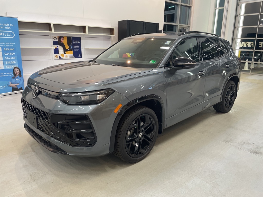 2026 Volkswagen Tiguan SE R-LINE BLACK's photo