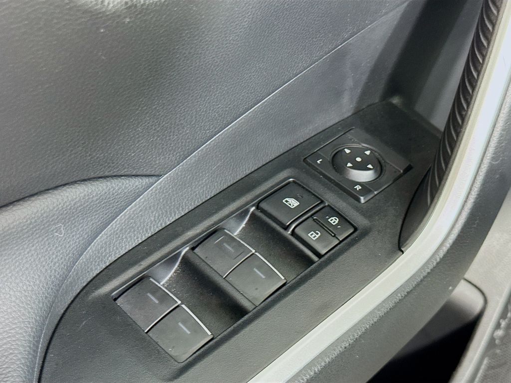 2022 Toyota RAV4 XLE photo 17