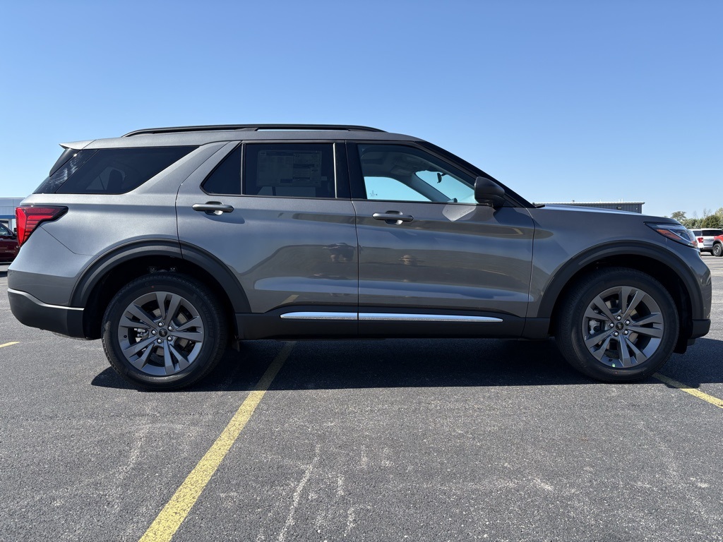 2025 Ford Explorer photo 4