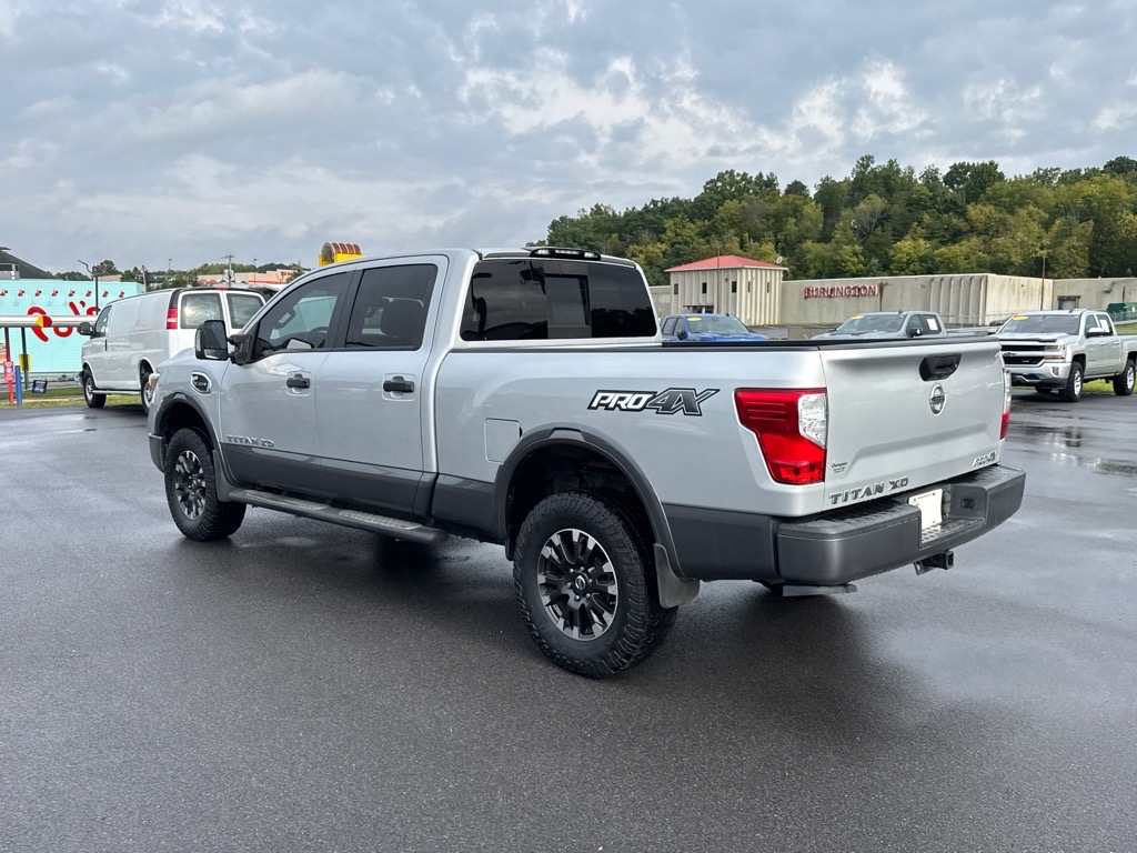 2019 Nissan Titan PRO-4X Crew Cab photo 3
