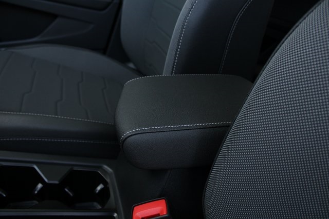 2025 Volkswagen Taos SE photo 2