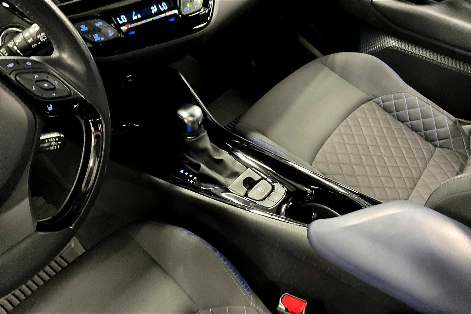2022 Toyota C-HR XLE photo 16
