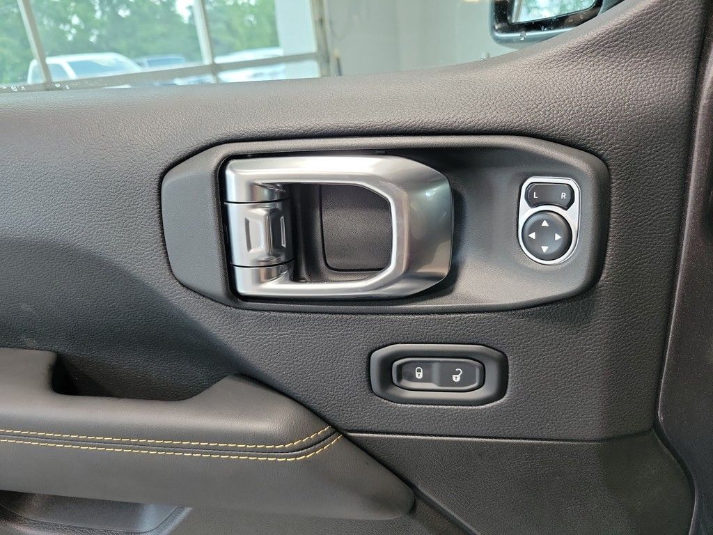 2025 Jeep Wrangler Sahara photo 22