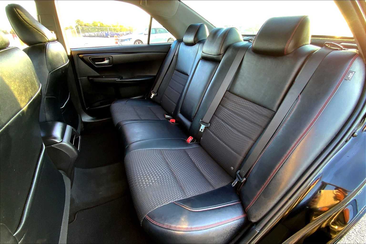 2015 Toyota Camry SE photo 19