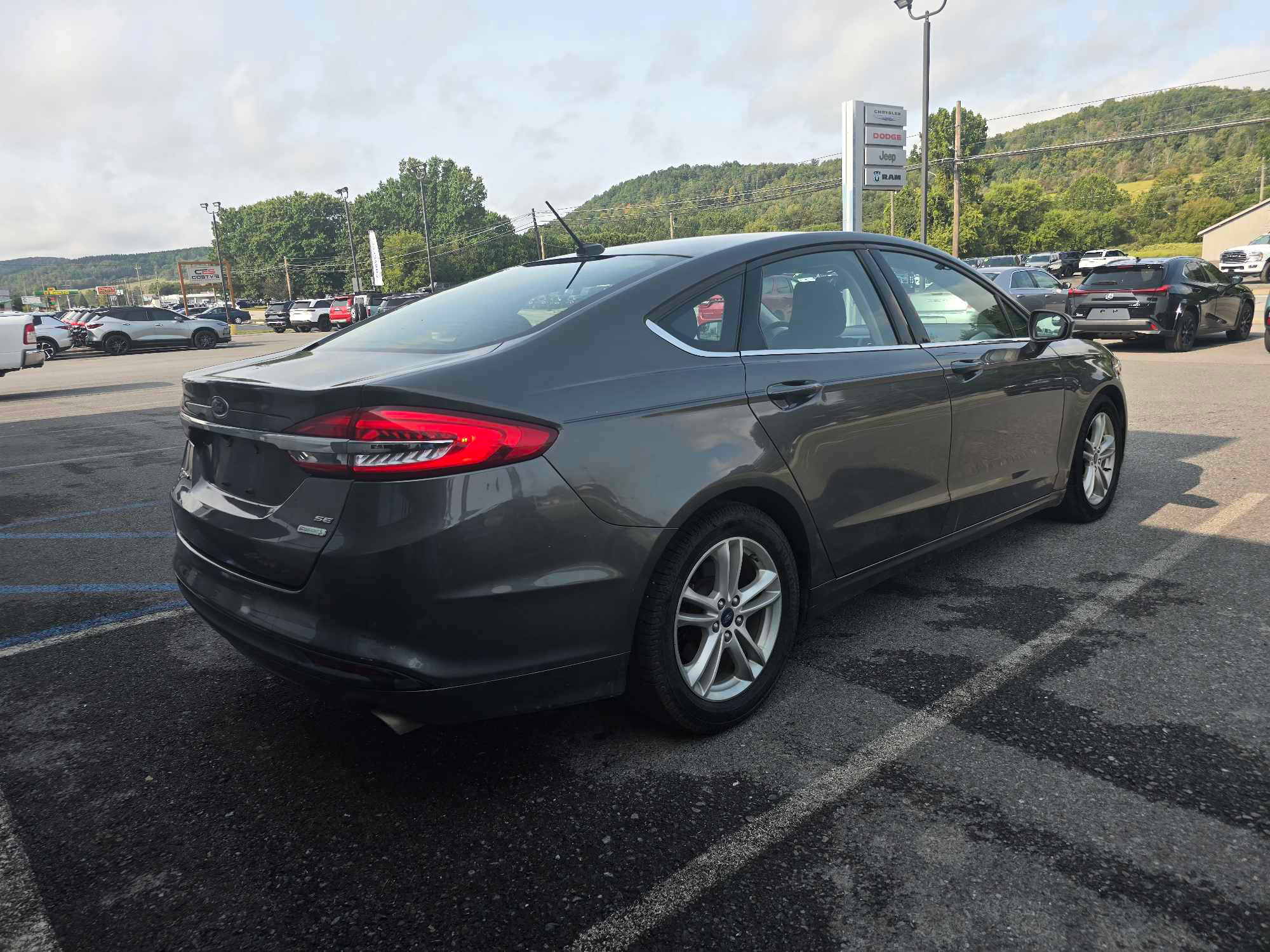 2018 Ford Fusion SE photo 2