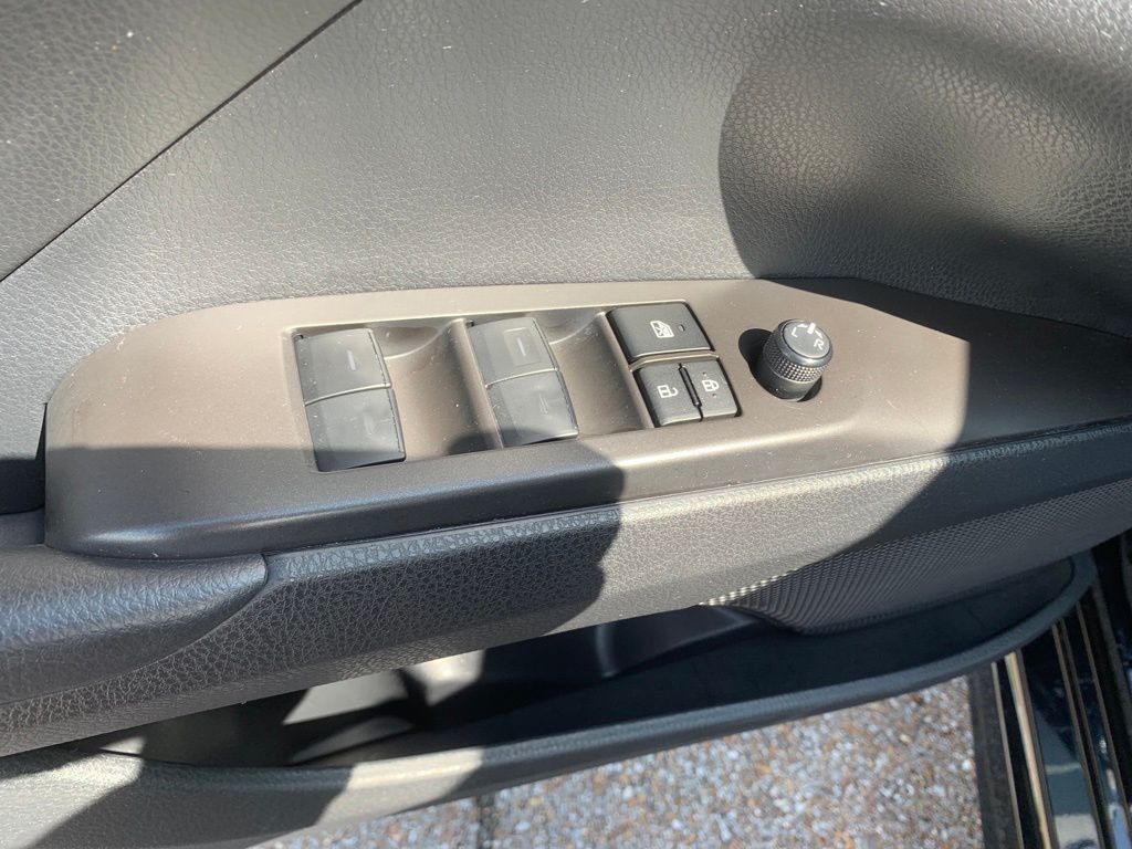 2023 Toyota Camry SE photo 9
